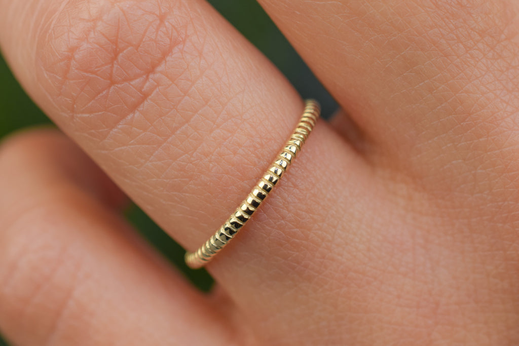 Aanschuifring, ronde ring, 14k gouden ring, subtiele ring, 14k ring, 585 gouden ring, ribbel ring, stacking ring, gouden ribbel ring