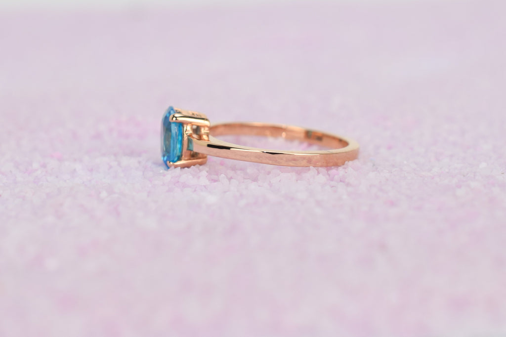 14k topaas ring, topaas ring goud, 14k gouden ring, natuurlijke topaas ring, birthstone ring, geboortesteen november, swarovski blauwe topaas, verlovingsring, elgante ring goud, blauwe steen ring