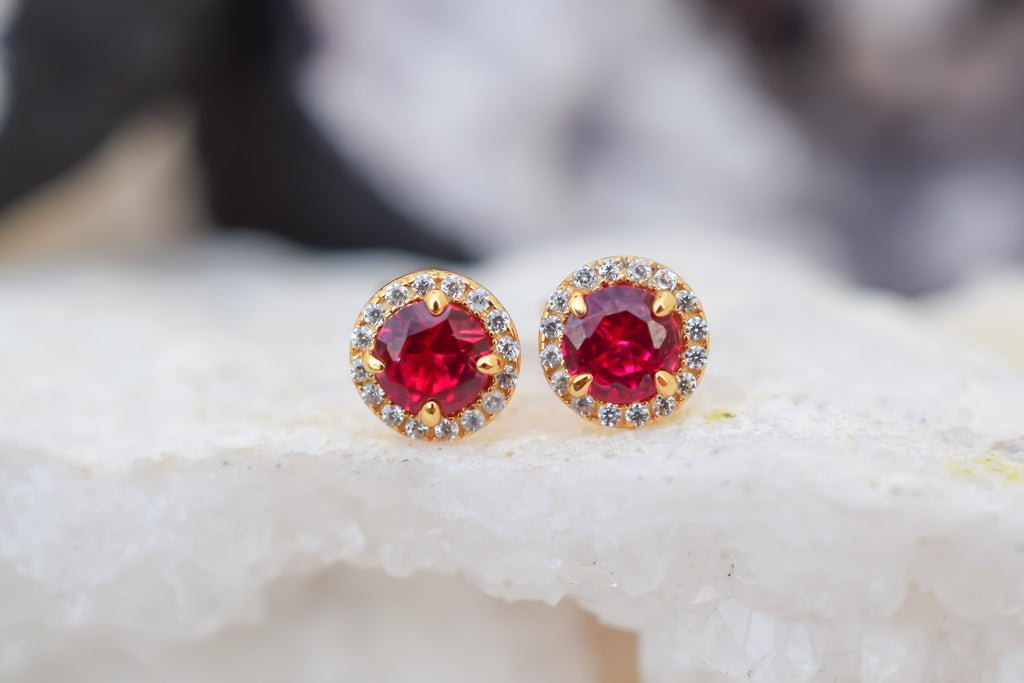 gouden robijn oorbellen, oorbellen robij, 18k gouden robijn oorsieraden, oorbellen ruby, ruby gold oorbellen, birthstone oorbellen, geboortesteen oorbellen, rode oorbellen, ronde oorbellen, gouden ruby oorknoppen, sieraden, gouden sieraden, zilveren rode oorbellen