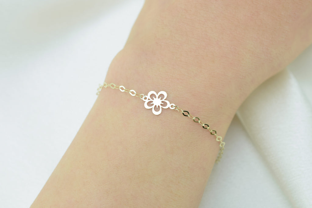 14k gouden armband met bloem, gouden dames bloem armband, armband voor dames met bloemhanger, gouden schakel armband met bloem goud, unieke gouden armband, BeMy Jewels armbanden