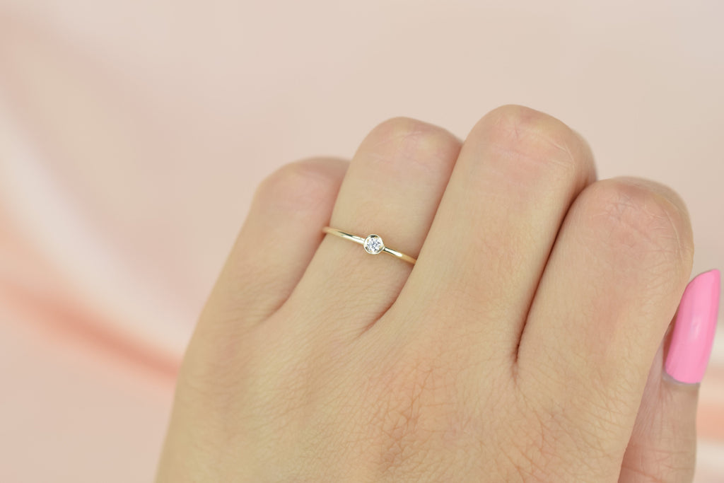 14k solitaire ring, petite gold ring, 14 karaat 2mm ring, solitaire 2mm ring, gouden stapel ring, dames ring goud, verlovingsring goud, 14k ring met steen